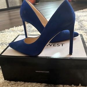 Nine West- Platform, royal blue velvet size 6 1/2